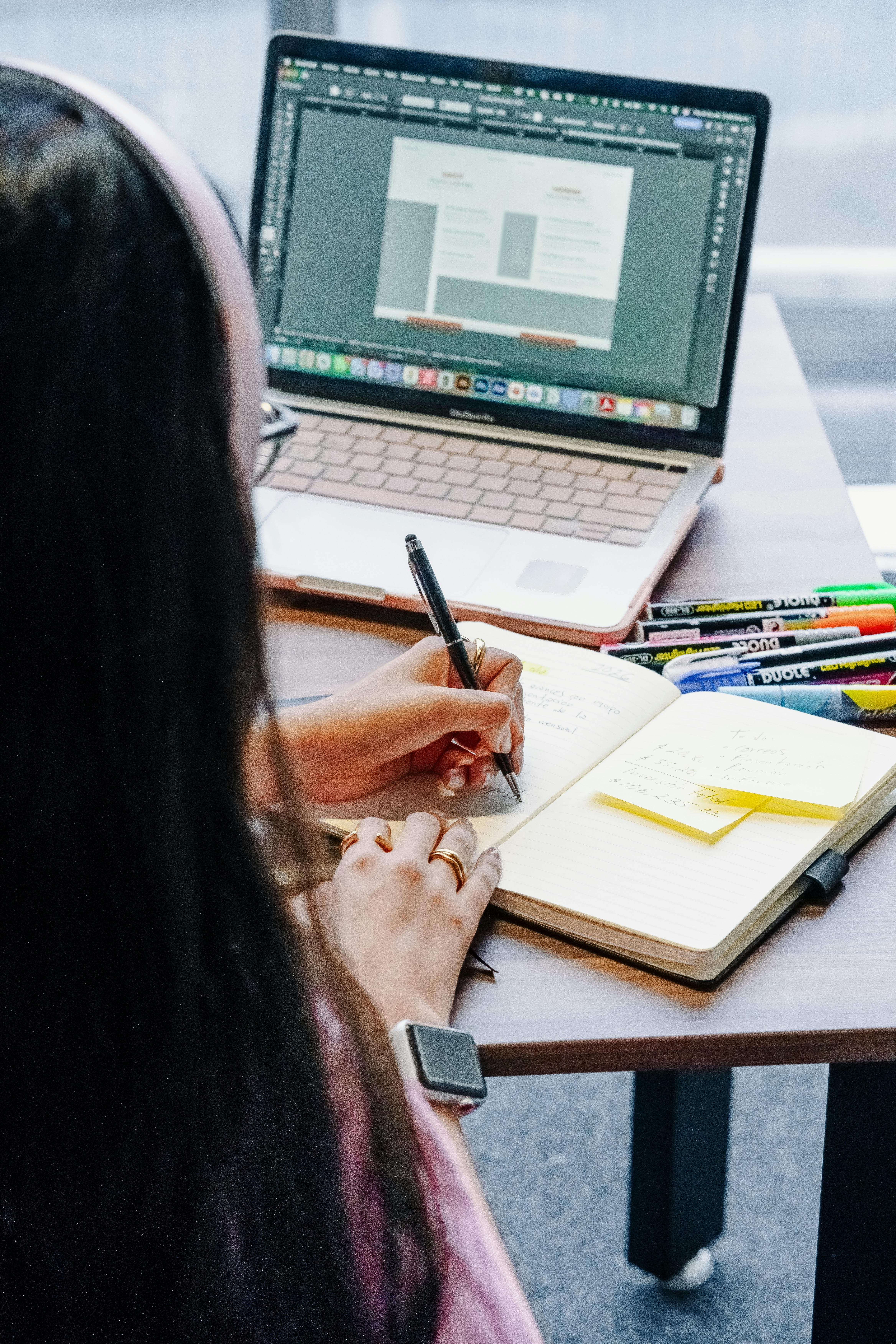 estudiante organizando su tiempo y estudios en escritorio