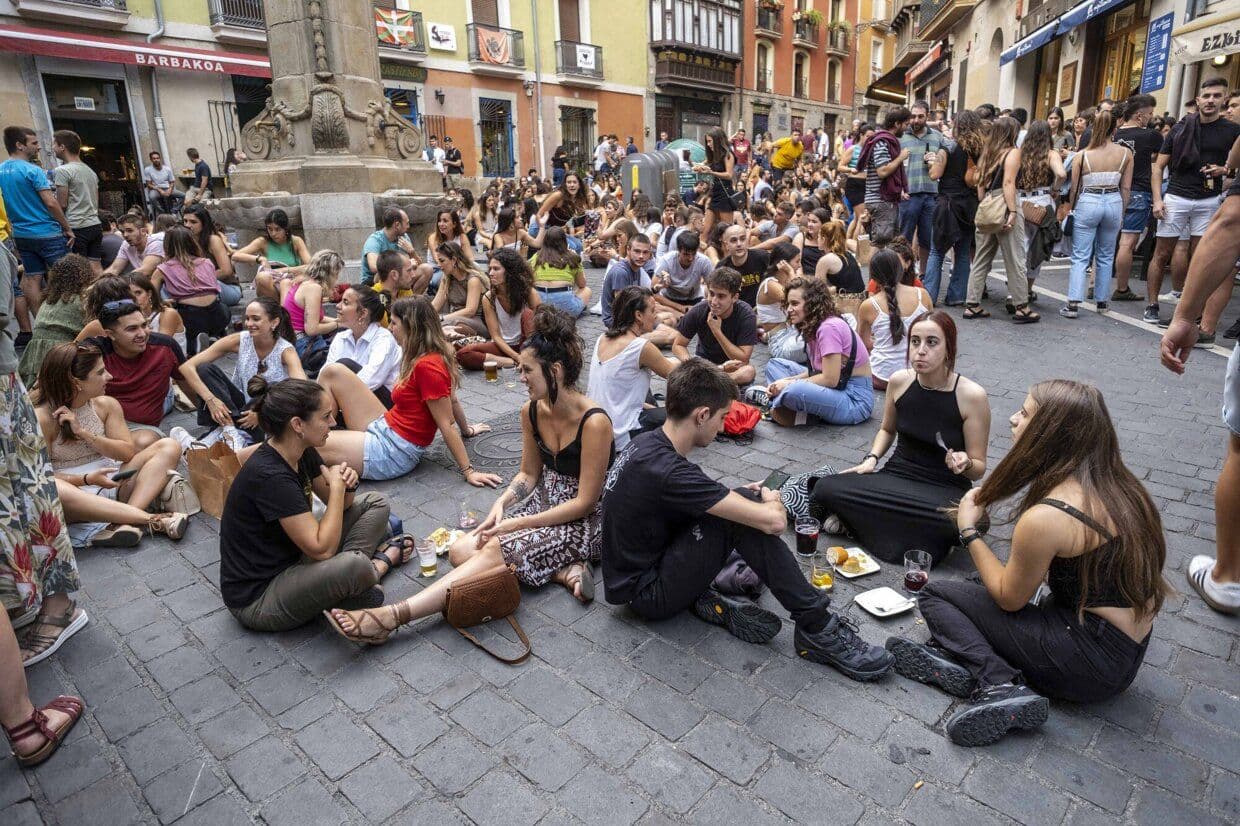 studenti che gustano dei pintxos a Pamplona durante il Juevintxo