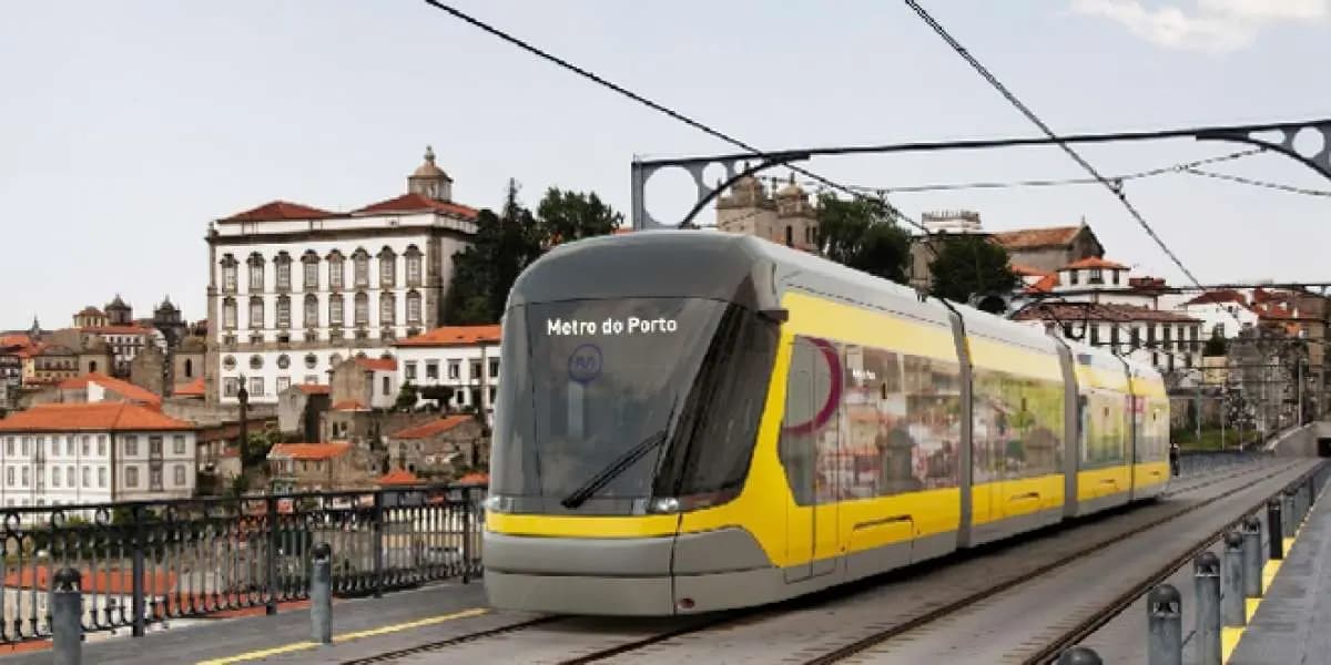 Portoko metroa erabiltzen duten ikasleak