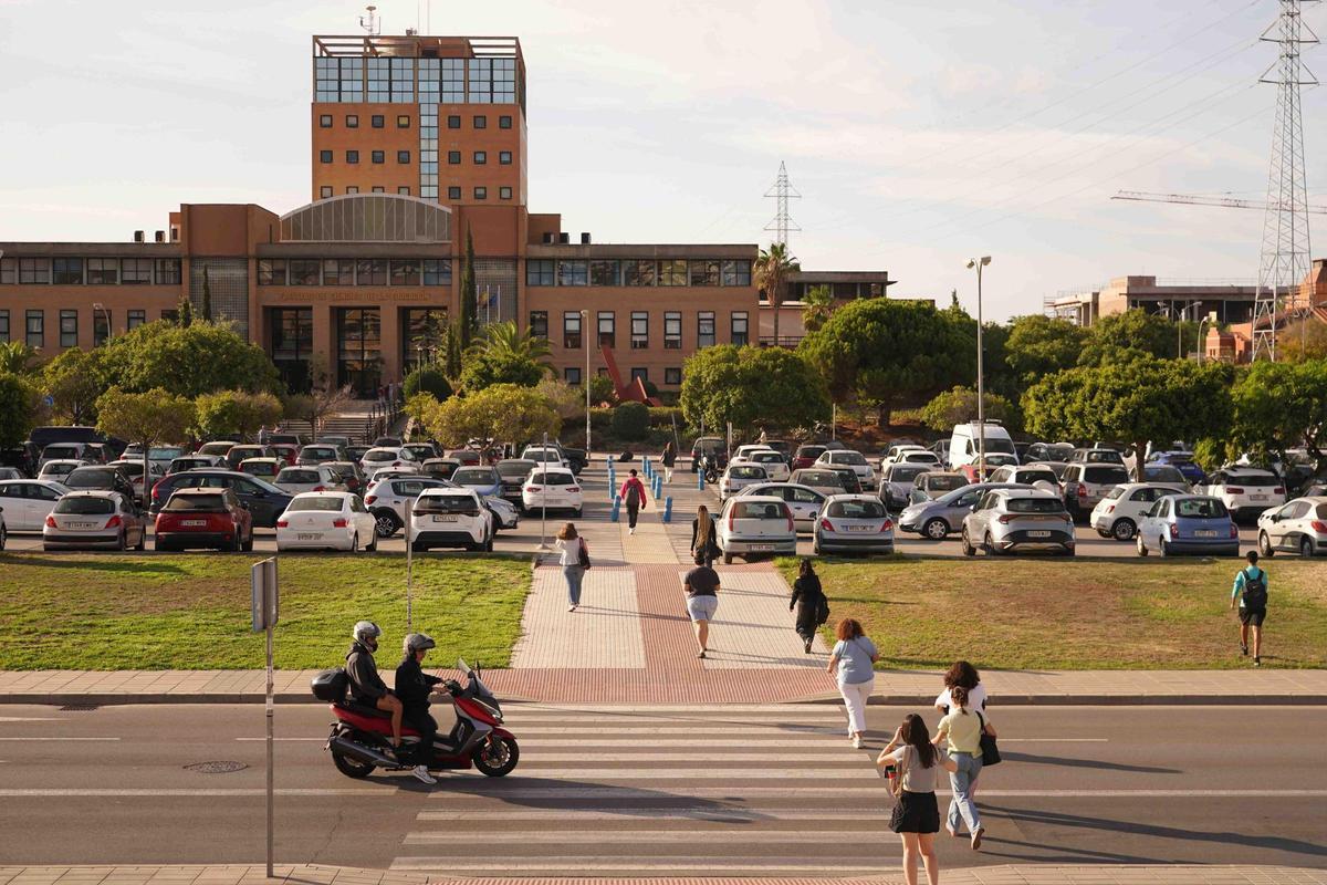 estudantes no campus Teatinos da Universidade de Málaga