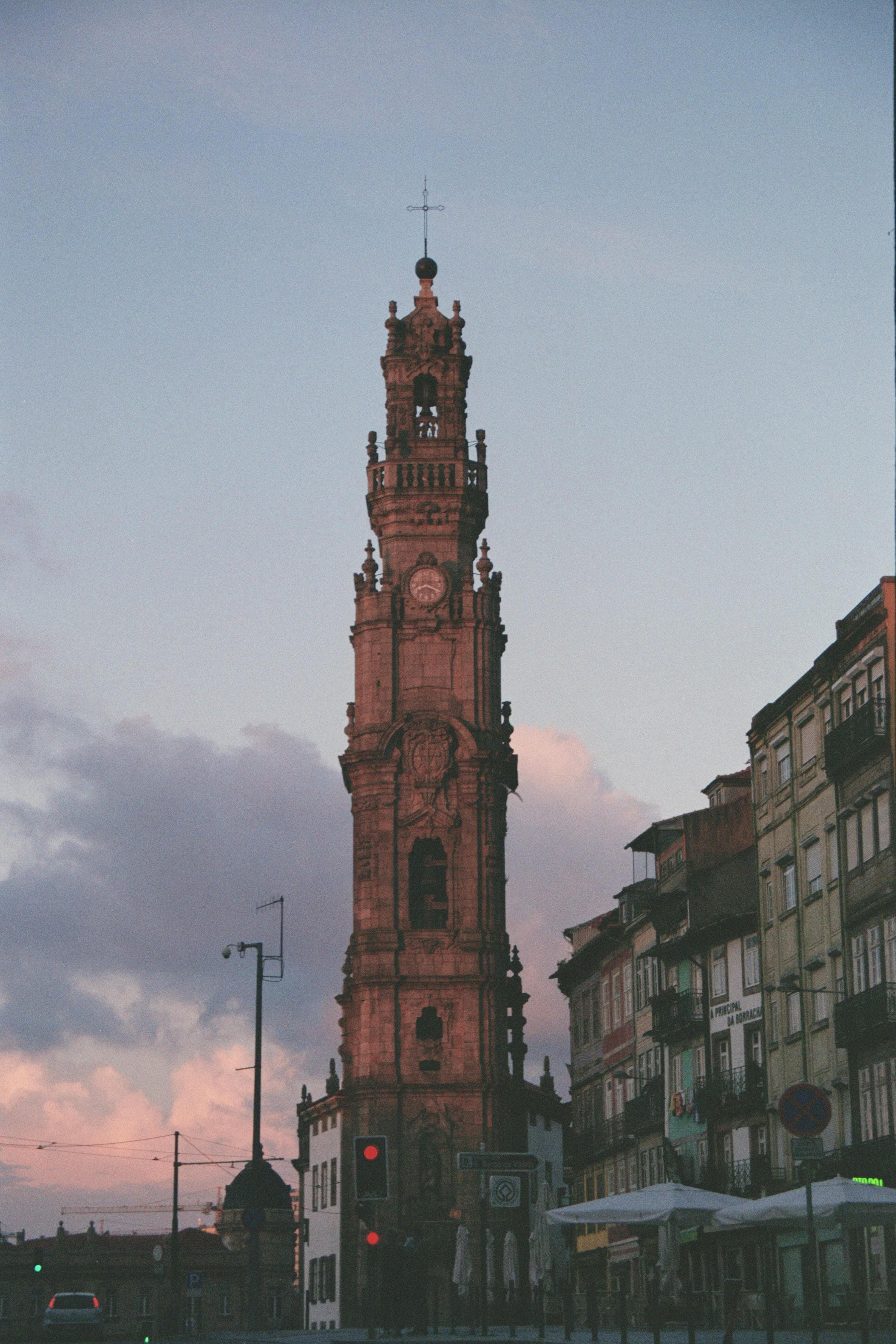 estudantes a visitar a Torre dos Clérigos no Porto