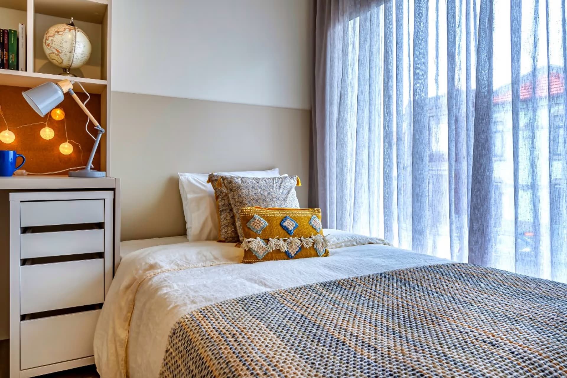 quarto moderno numa residência de estudantes no Porto