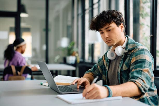 étudiant réservant une place en résidence universitaire depuis son ordinateur portable