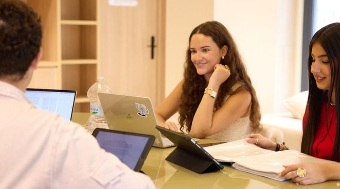estudantes a ler comentários sobre residências no computador portátil