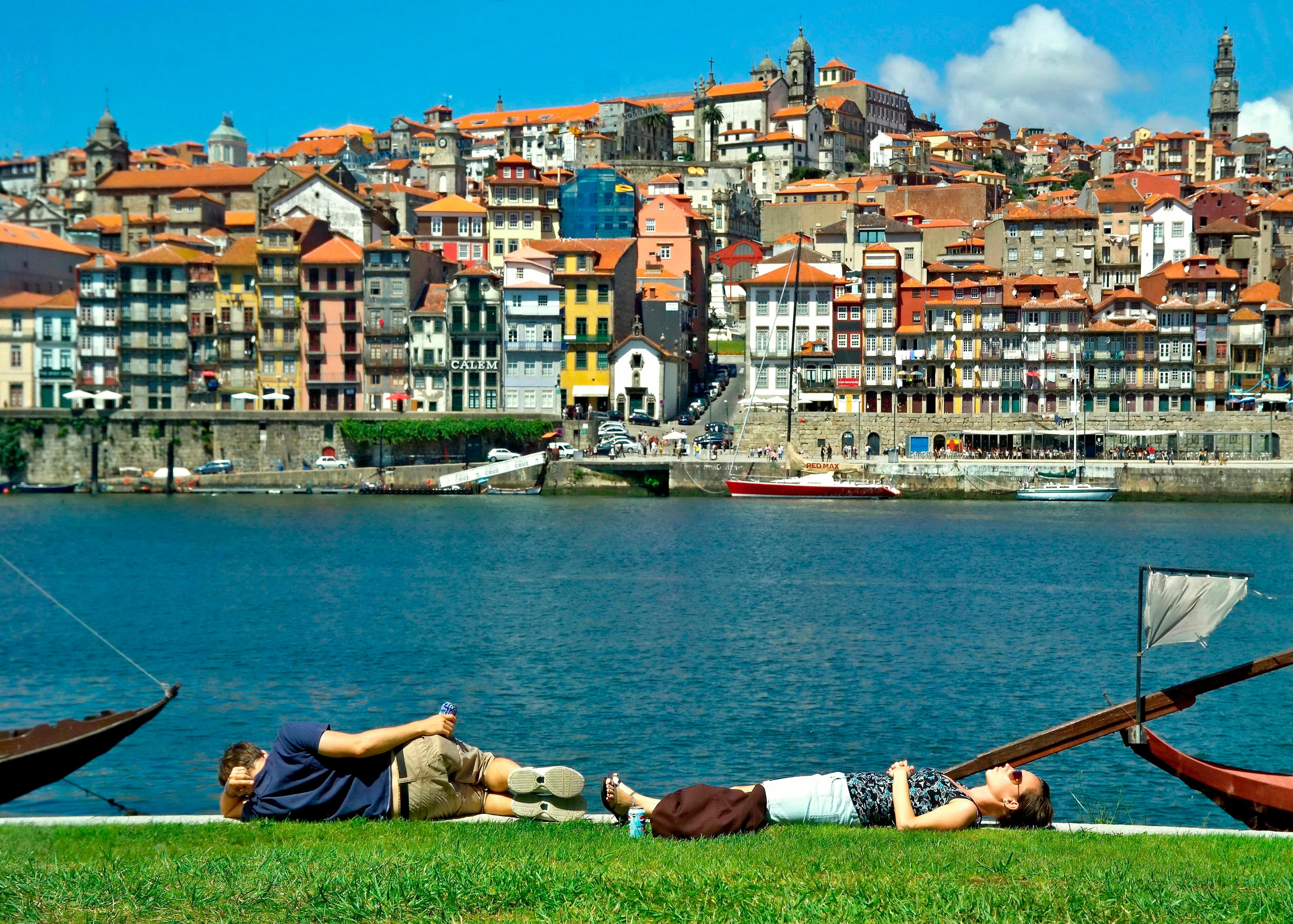 estudantes na Ribeira do Porto, junto ao rio Douro