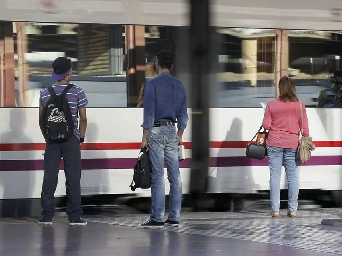 Studierende, die mit der S-Bahn zwischen Pozuelo und Madrid pendeln
