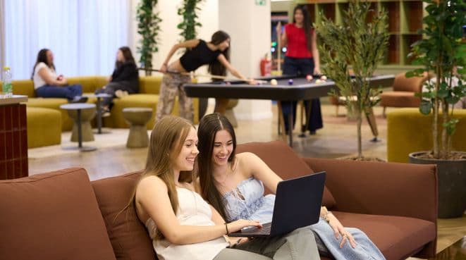 Studierende, die sich im Wohnheim unterhalten