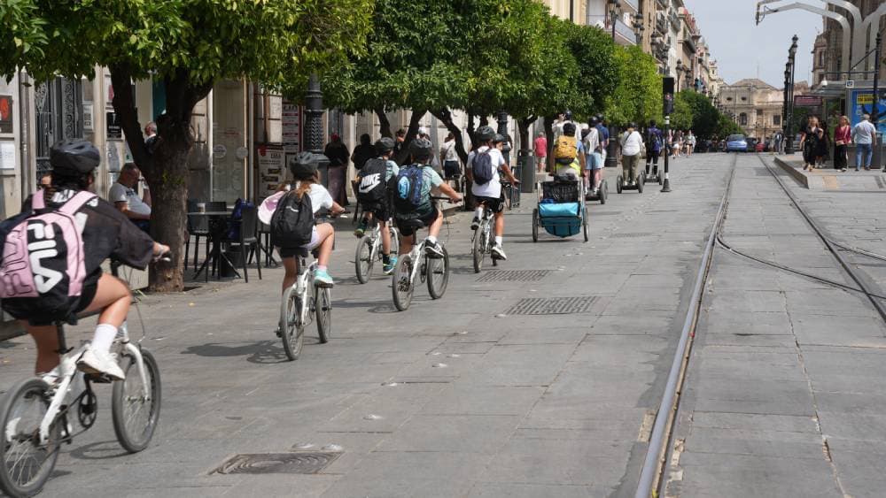 Studenten, die mit dem Fahrrad durch Sevilla fahren