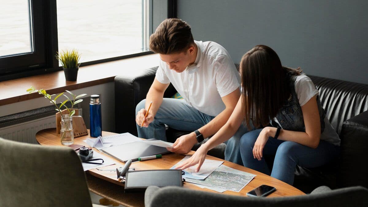 estudiante comparando opciones de residencia universitaria