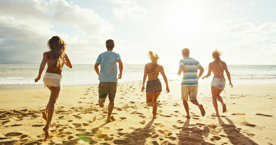 Estudantes a aproveitar o verão em Málaga, perto da praia