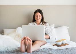 estudante a escrever um e-mail para a residência universitária