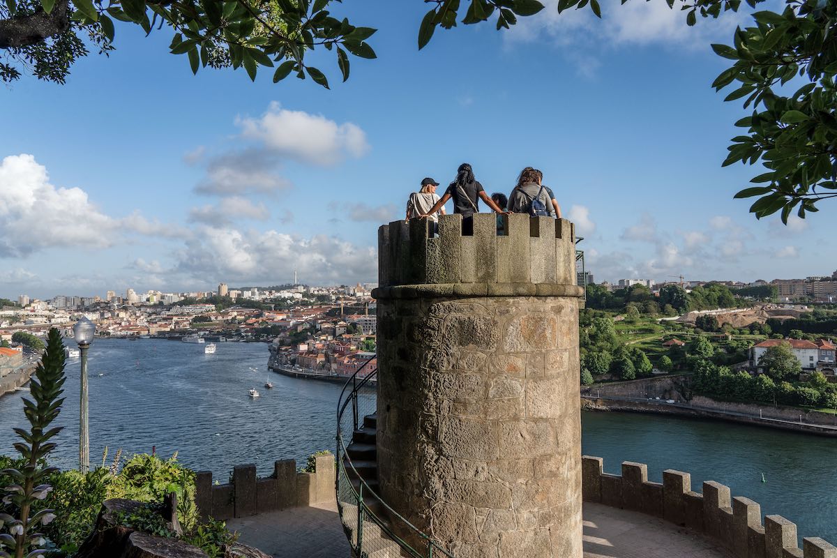 Vista do Porto estudantes num miradouro ou na zona universitária
