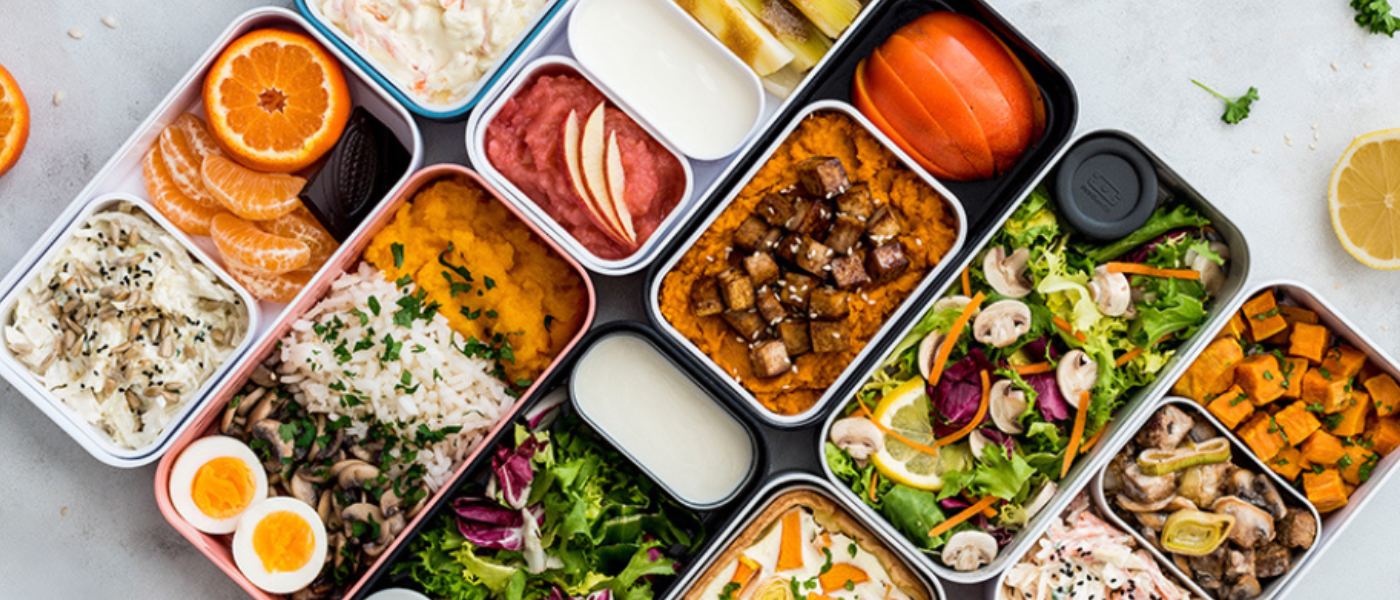 Refeições preparadas em recipientes de plástico, organizadas para toda a semana