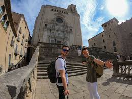Vista del casco antiguo de Girona con estudiantes caminando