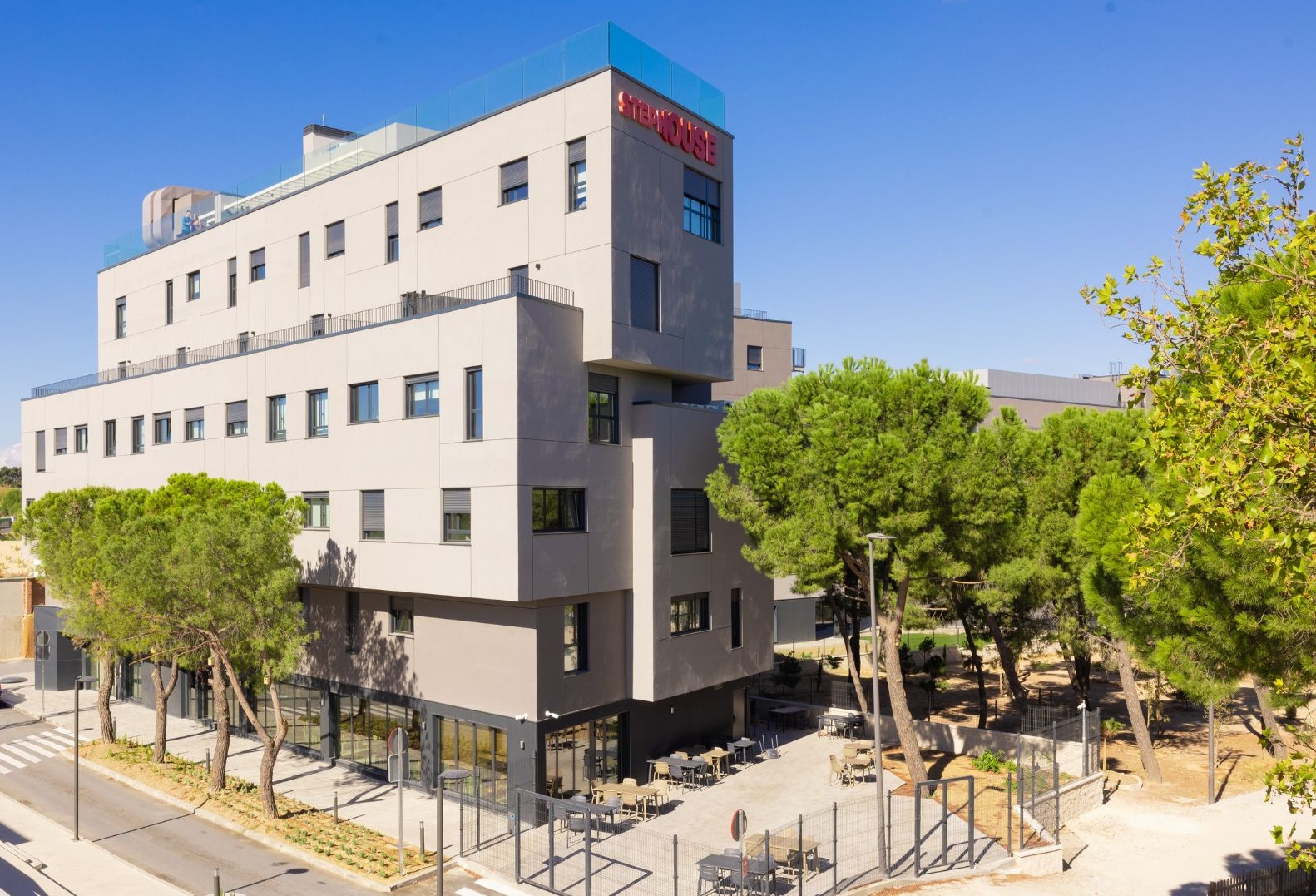 residencia de estudiantes sostenible con zonas verdes
