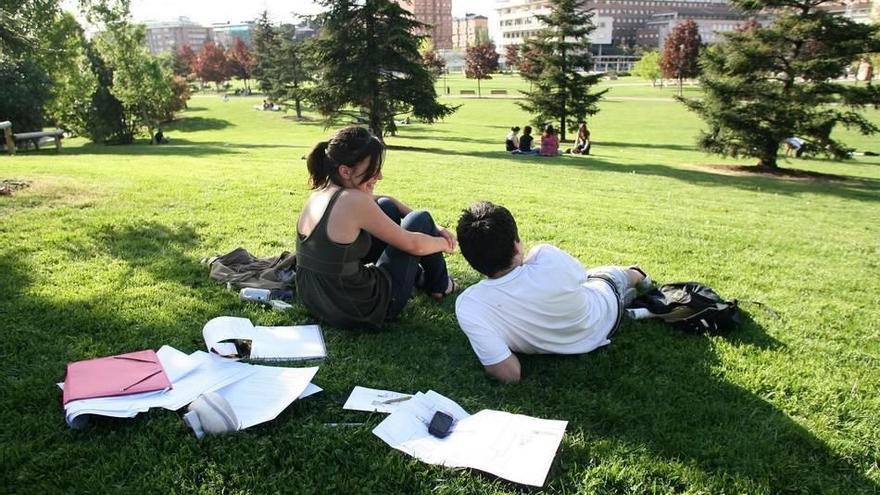 Parque en Pamplona con estudiantes relajándose