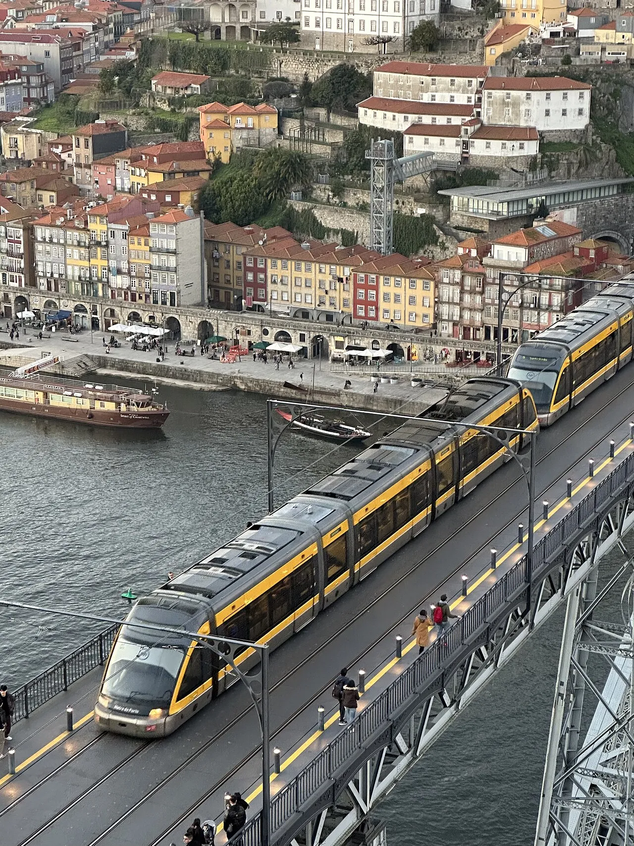 Porto Metro Porto a station with students