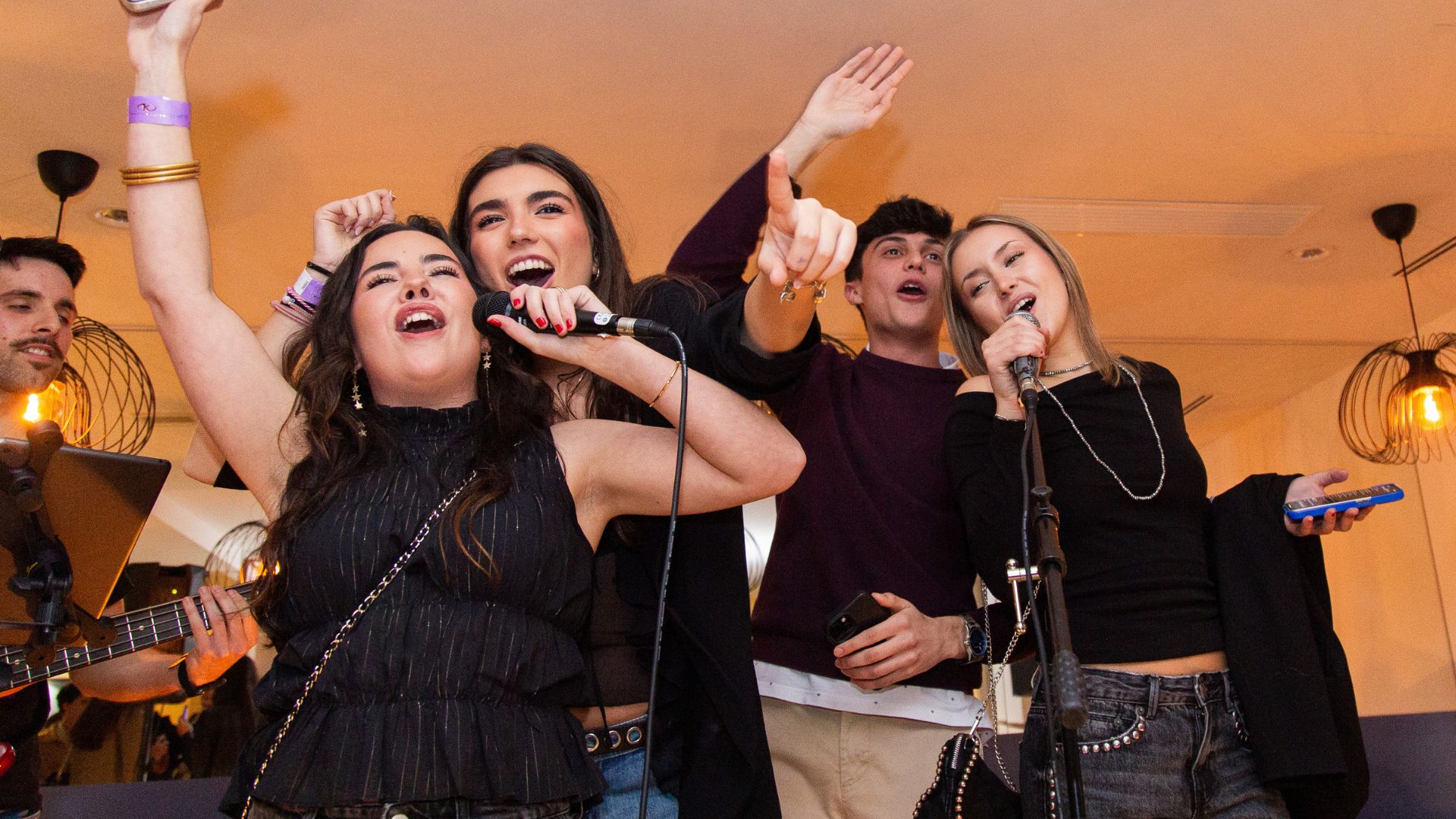 Grupo de estudantes internacionais num evento social ou numa festa Erasmus