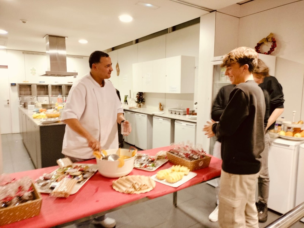 Cozinha moderna de uma residência universitária com estudantes a cozinhar juntos