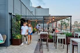 Grupo de estudiantes en terraza en el centro de Girona