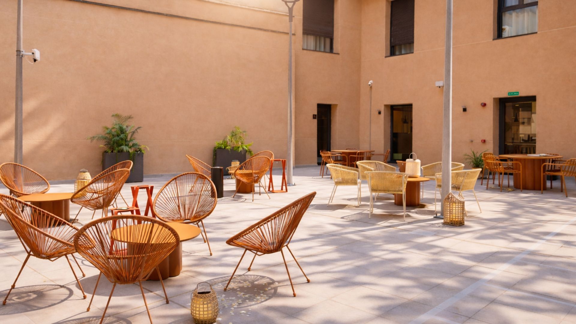 Zona común moderna de coliving para que los estudiantes trabajen y socialicen.