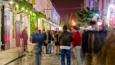 Una strada affollata di studenti a Porto notte