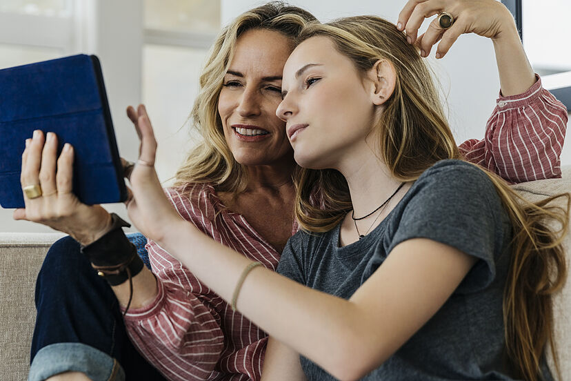 Madre e hija haciendo una visita virtual de una residencia universitaria