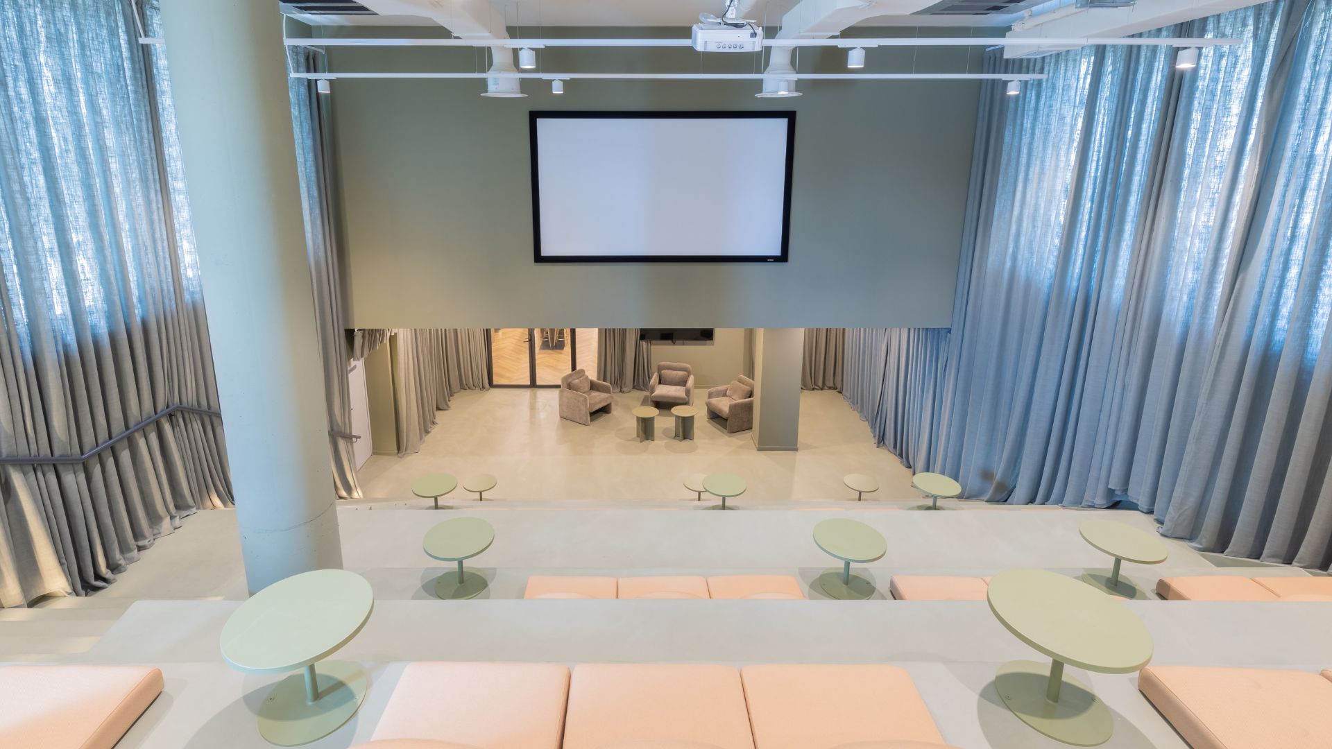 Sala dotata di sistema domotico o controllo digitale dell'illuminazione in un complesso residenziale