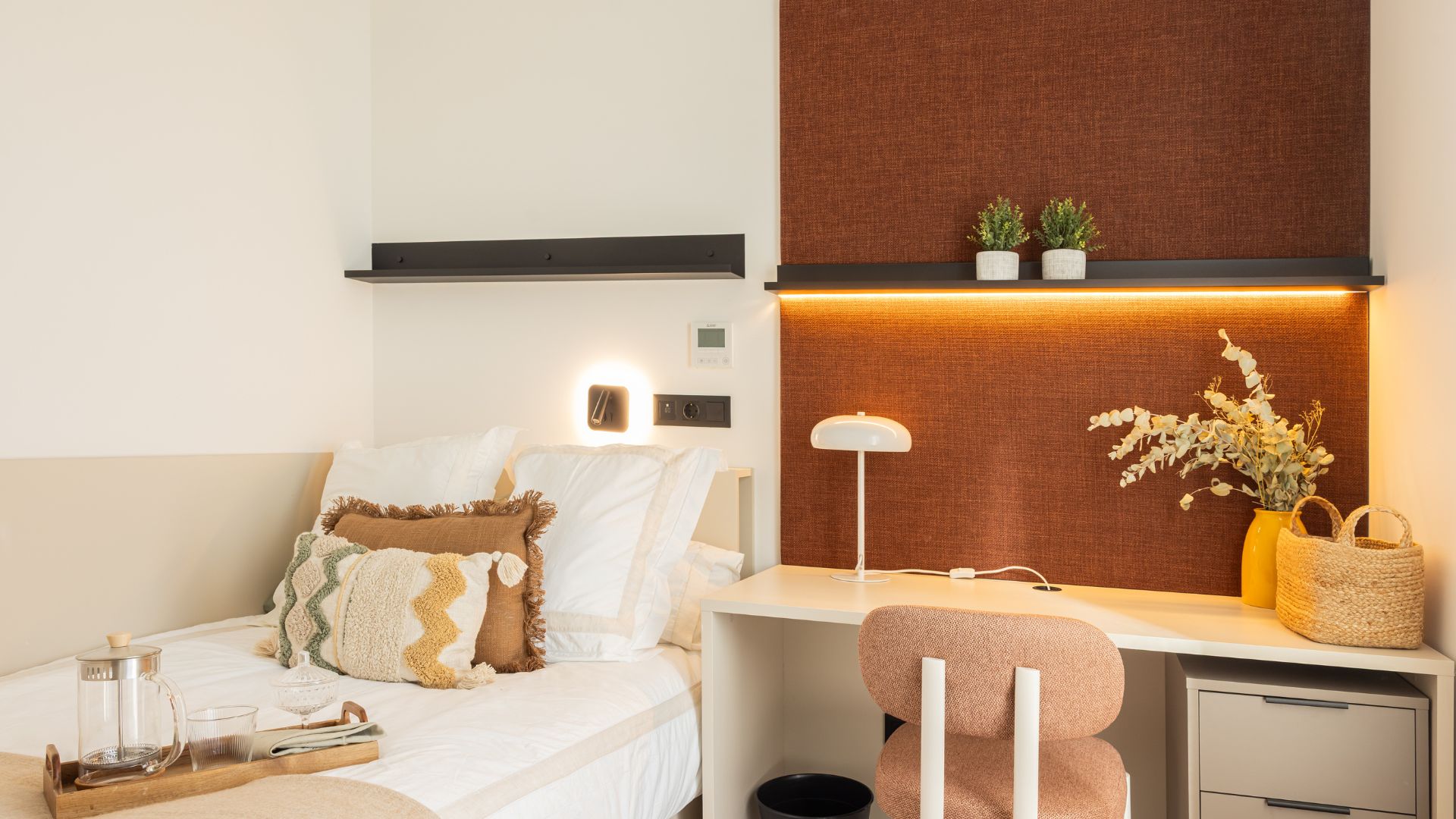 Quarto moderno e bem iluminado, com secretária e cama
