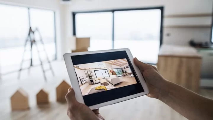 Aluno a utilizar um telemóvel ou tablet para explorar uma visita virtual
