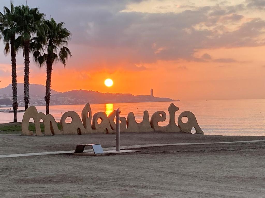 A praia de Málaga ao pôr-do-sol